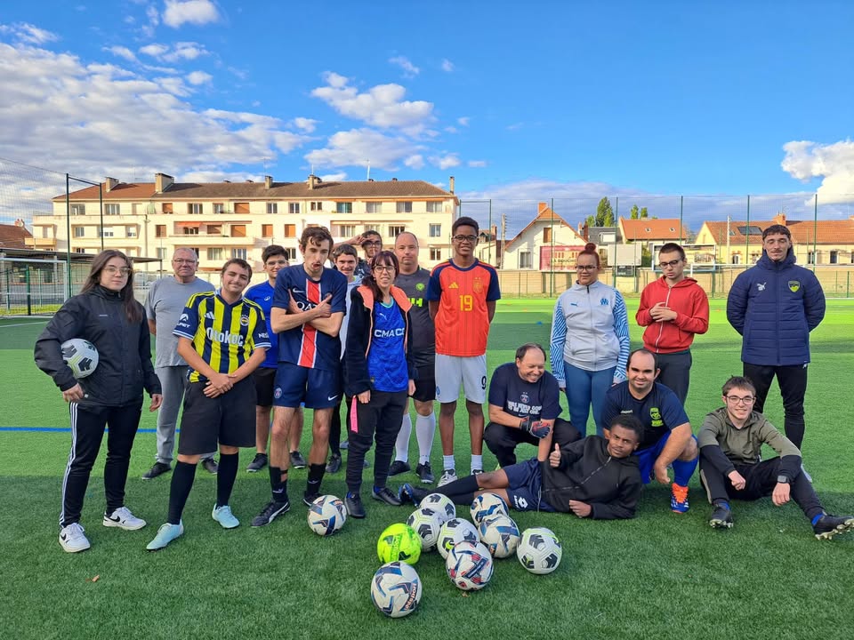 💙💛 𝗟𝗘 𝗙𝗢𝗢𝗧 𝗔𝗗𝗔𝗣𝗧𝗘́ 𝗔𝗨 𝗠𝗢𝗡𝗧𝗟𝗨𝗖̧𝗢𝗡 𝗙𝗢𝗢𝗧 ⚽ 🤝 Parce que le football est un…